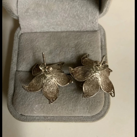 Sterling vintage filigree flower earrings. - Picture 2 of 3